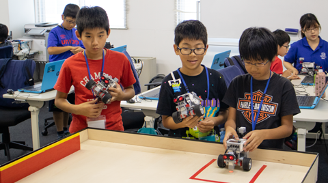 障害物コースにチャレンジする生徒 障害物コースとEV3と小学生の生徒